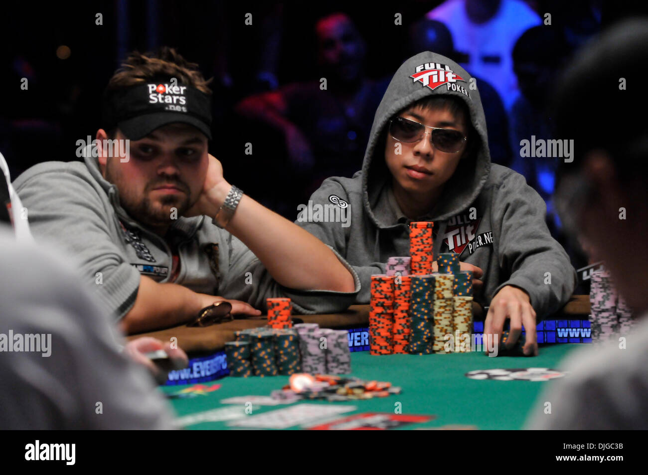 Juillet 17, 2010 - Las Vegas, Nevada, USA - Joueurs de Poker JASON SENTI (L) et Joseph CHEONG jouer au 41th Annual World Series of Poker au Rio Hotel & Casino le 17 juillet 2010 à Las Vegas, Nevada. La table finale de neuf joueurs seront 6-8 novembre (crédit Image : © David Becker/ZUMApress.com) Banque D'Images