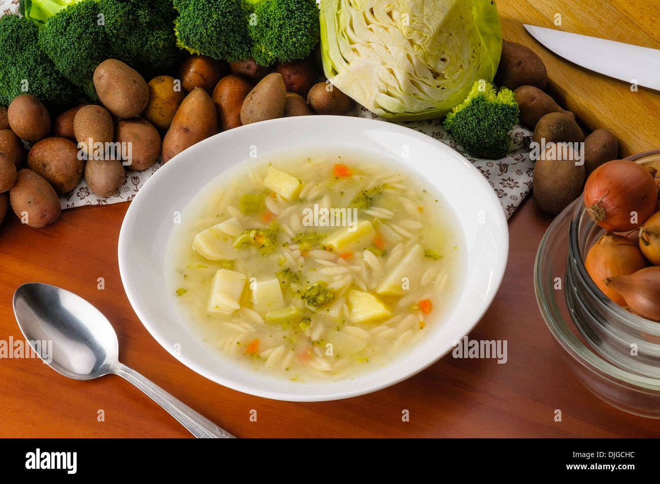 Soupe avec pomme de terre, carotte, chou, l'oignon, le brocoli, et les pâtes Banque D'Images