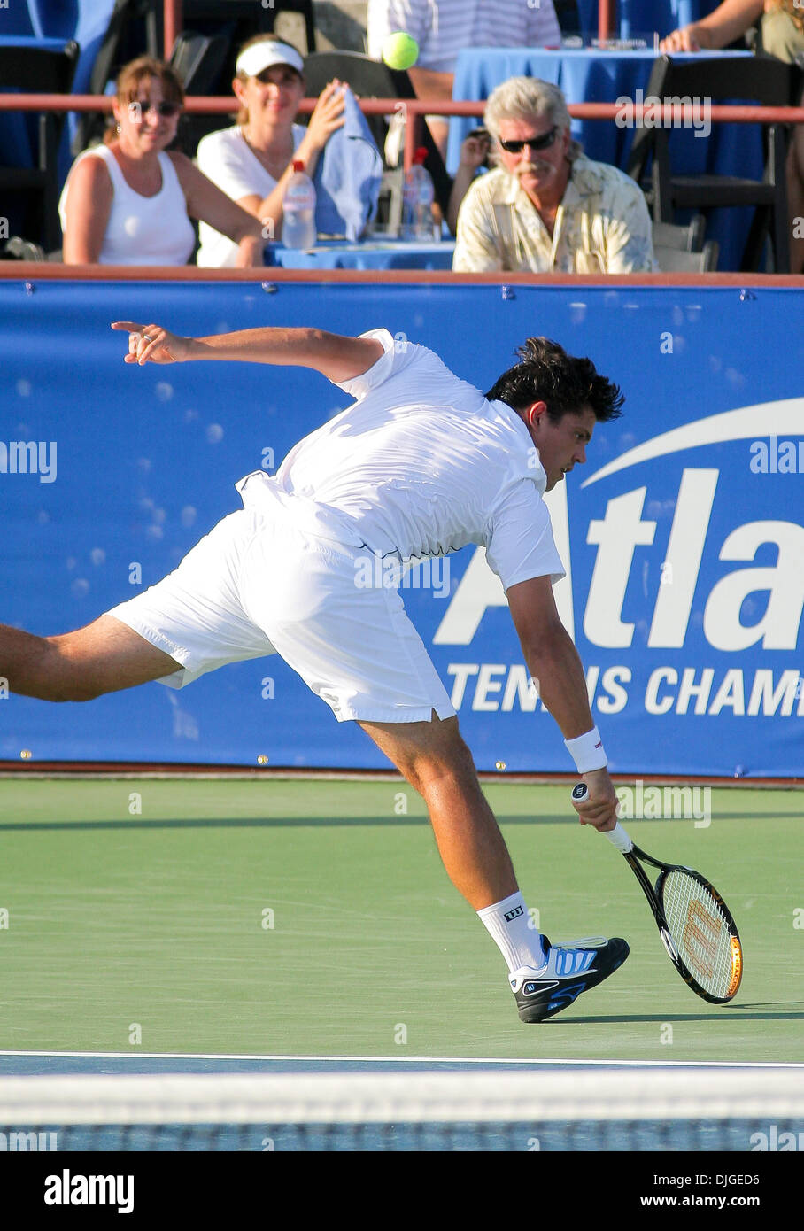 20 juillet 2010 - Johns Creek, Georgia, United States of America - 20 juillet : Jour 2 Championnats de Tennis d'Atlanta. Taylor Dent de l'USA renvoie la balle à James Blake, de l'USA au jour 2 du Championnat de Tennis d'Atlanta à Atlanta, Géorgie. Crédit obligatoire : Aaron Gilbert / Southcreek Global (Image Crédit : © Southcreek/ZUMApress.com) mondial Banque D'Images