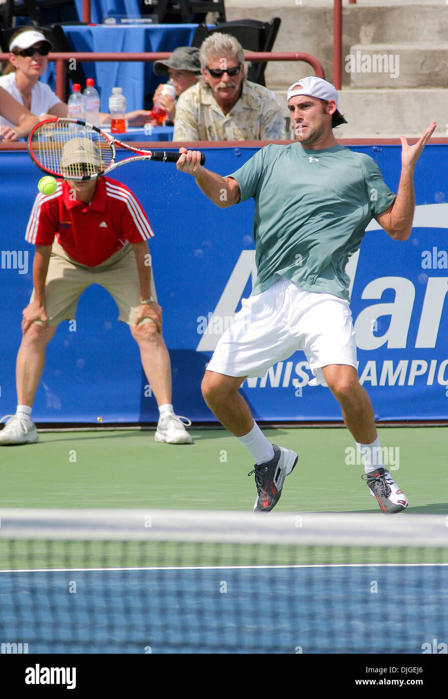 20 juillet 2010 - Johns Creek, Georgia, États-Unis - 20 juillet : Jour 2 Championnats de Tennis d'Atlanta. Robby Ginepri des USA renvoie la balle à Nick Marchand de l'Australie au jour 2 de l'Atlanta Tennis Championships à Atlanta, Géorgie. Crédit obligatoire : Aaron Gilbert / Southcreek Global (Image Crédit : © Aaron Gilbert/ZUMApress.com) Southcreek/mondial Banque D'Images