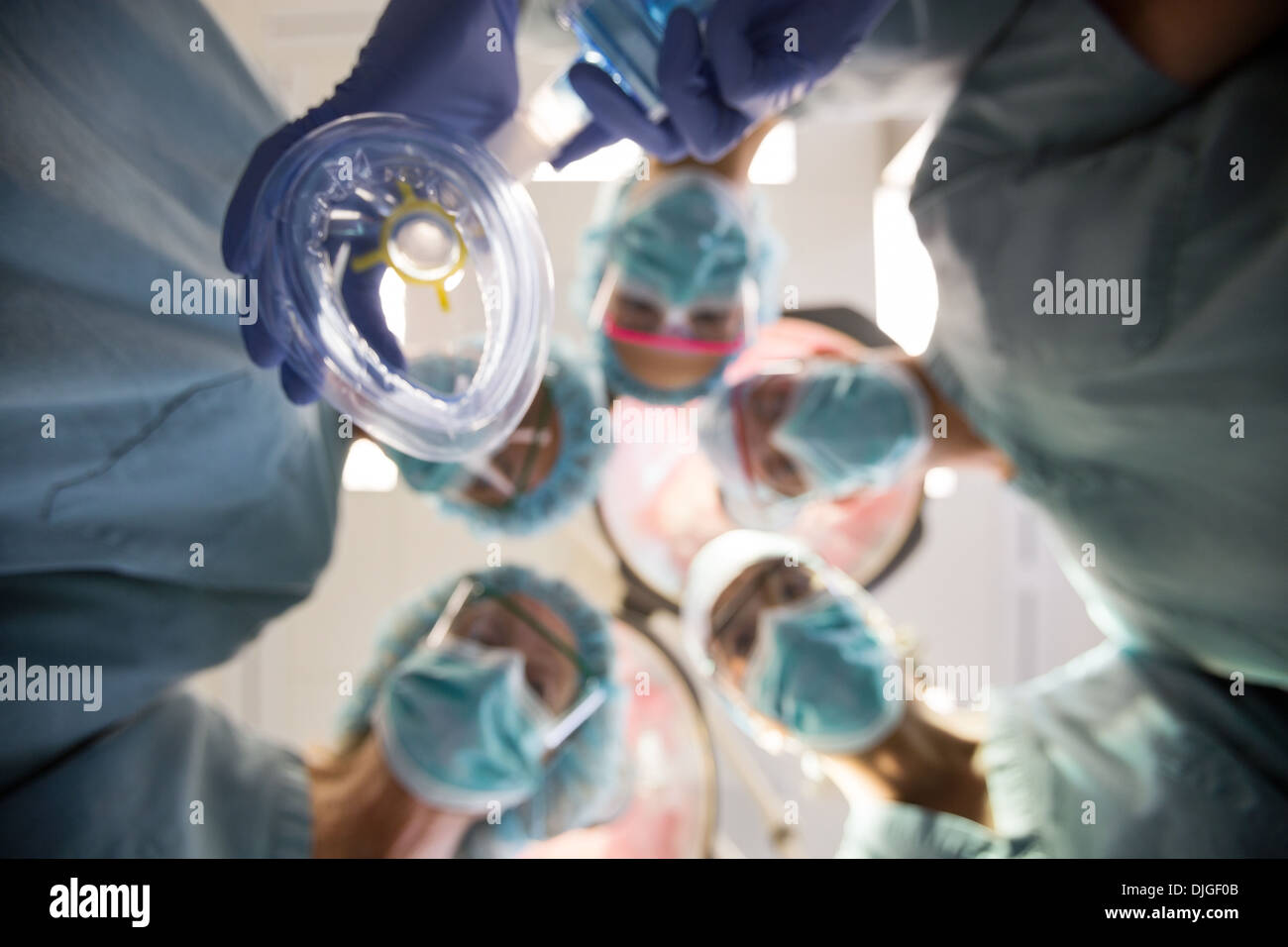 Les médecins multiethnique avec masque à oxygène en salle d'opération Banque D'Images