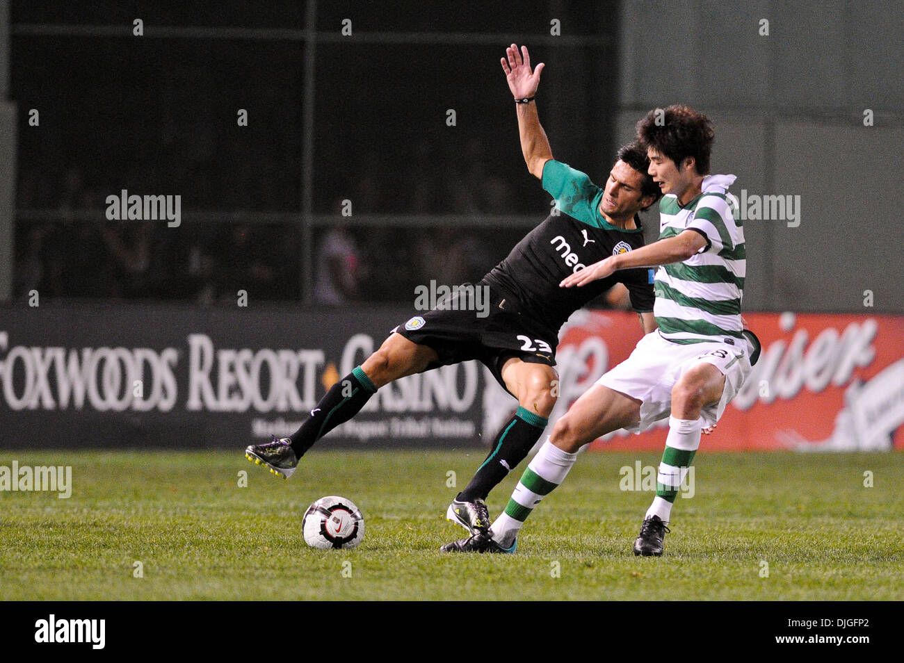 21 juillet 2010 - Boston, Massachusetts, États-Unis d'Amérique - 21 juillet 2010 : l'avant Sport HÅ½lder Postiga (23) est déclenché jusqu'en combattant le milieu de terrain Celtique Ki Sung Yueng (18) pour la possession. Celtic FC Sporting battu 6 - 5 en tirs de barrage, avec un score final 1 - 1 durant un match amical à Fenway Park, Boston, Massachusetts, pour gagner le premier Football Fenway Cha Banque D'Images