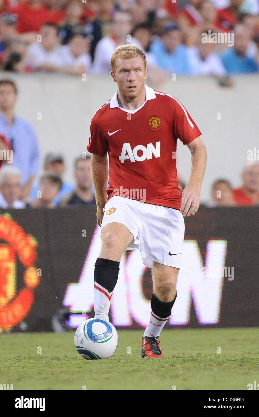 21 juillet 2010 - Philadelphie, PA, États-Unis d'Amérique - 21 juillet 2010 - Le milieu de terrain de Manchester United Paul Scholes (# 18) a l'air de se connecter une note dans la boîte. Les dix-huit fois champion de première division anglaise de Manchester United face à la plus récente de la Major League Soccer, l'équipe de l'Union de Philadelphie, au Lincoln Financial Field à Philadelphie, PA. Les visiteurs ont remporté 1-0. Crédit obligatoire : B Banque D'Images