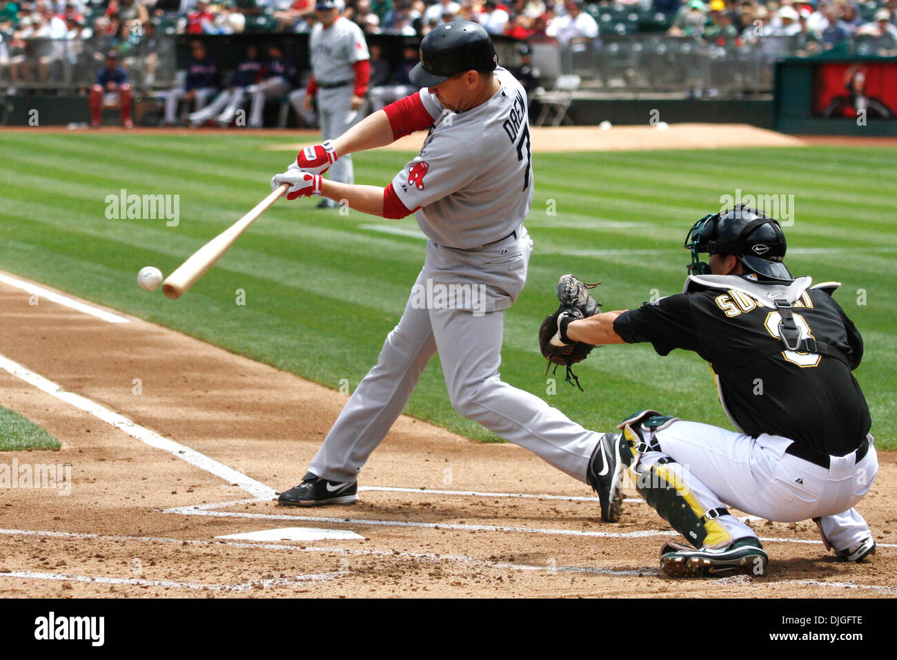 21 juillet 2010 - Oakland, Californie, États-Unis d'Amérique - 21-Juillet-2010 : Oakland, CA : Oakland Athletics accueillir les Red Sox de Boston. Red Sox de Boston J.D. Drew fielder droit (7) chauves-souris contre les Athletics d'Oakland. Oakland Athletics a gagné le match 6-4. Crédit obligatoire : Dinno Kovic / Southcreek Global Media (Image Crédit : © Southcreek/ZUMApress.com) mondial Banque D'Images