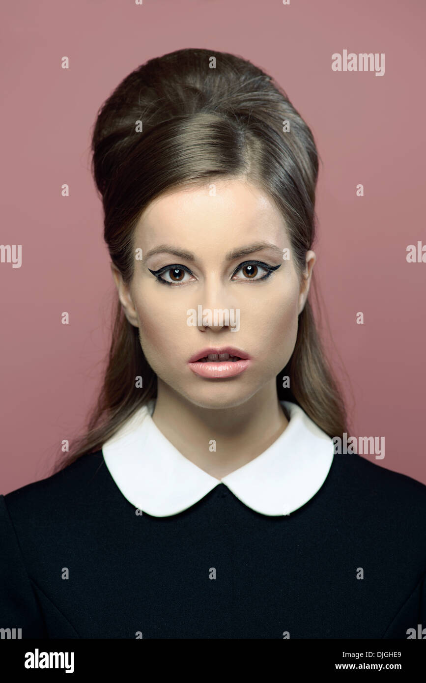 Portrait d'une belle femme vêtue d'une robe vintage 60s, vintage coiffure, un concept de mode vintage. Banque D'Images