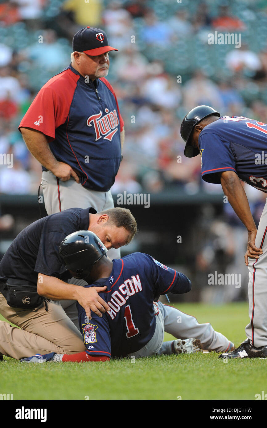 23 Juillet 2010 : le deuxième but des Twins de Minnesota Orlando Hudson (1) obtient l'attention de la formation de personnel après avoir blessé son côté droit au cours de la troisième manche de vendredi soir match contre les Orioles de Baltimore à Camden Yards de Baltimore, MD...crédit obligatoire : Russell Tracy / Southcreek Global. (Crédit Image : © Russell Tracy/global/ZUMApress.com) Southcreek Banque D'Images