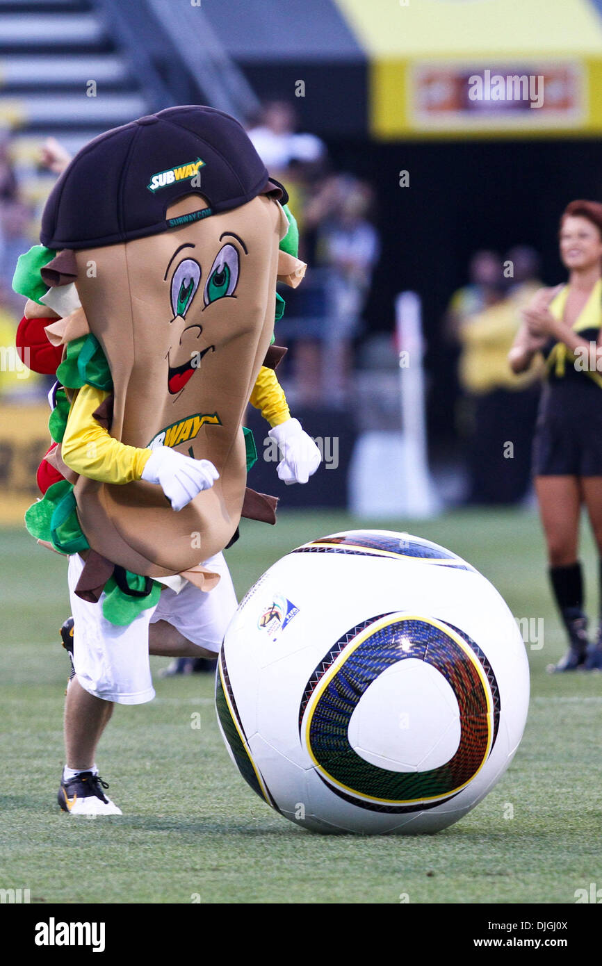 Le métro mascot frappe la balle pendant la mi-temps match de football entre  les équipes des mascottes de l'ensemble de l'équipage des sociétés  commanditaires. L'équipage a battu 3-0 à Dynamo de Houston