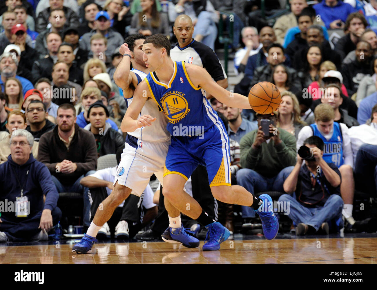Dallas, TX, USA . 27 nov., 2013. Golden State Warriors shooting guard Klay Thompson # 11 lors d'un match de NBA entre les Golden State Warriors et les Dallas Mavericks à l'American Airlines Center de Dallas, TX Dallas battu Golden State 103-99 Crédit : Cal Sport Media/Alamy Live News Banque D'Images