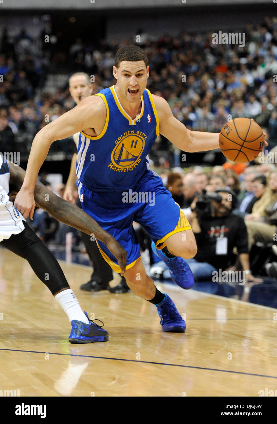 Dallas, TX, USA . 27 nov., 2013. Golden State Warriors shooting guard Klay Thompson # 11 lors d'un match de NBA entre les Golden State Warriors et les Dallas Mavericks à l'American Airlines Center de Dallas, TX Dallas battu Golden State 103-99 Crédit : Cal Sport Media/Alamy Live News Banque D'Images