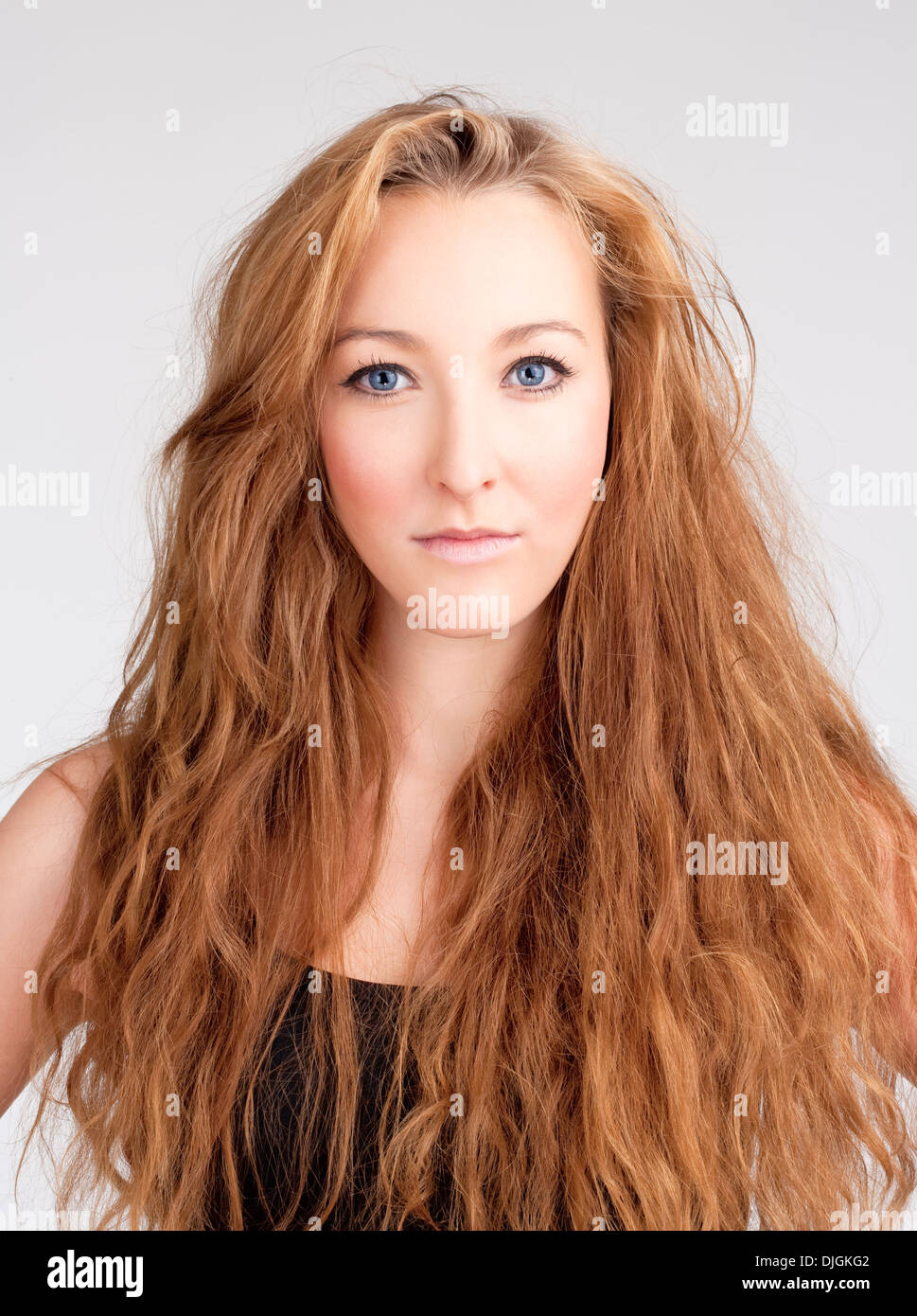 Portrait d'une jeune femme aux longs cheveux bruns et les yeux bleus Banque D'Images