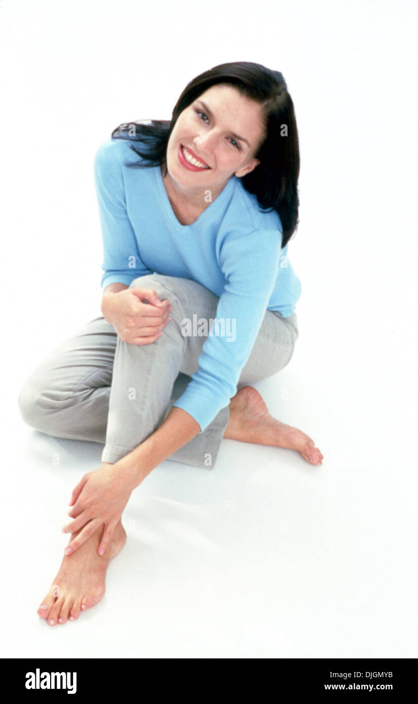 Woman smiling jambes croisées Banque D'Images