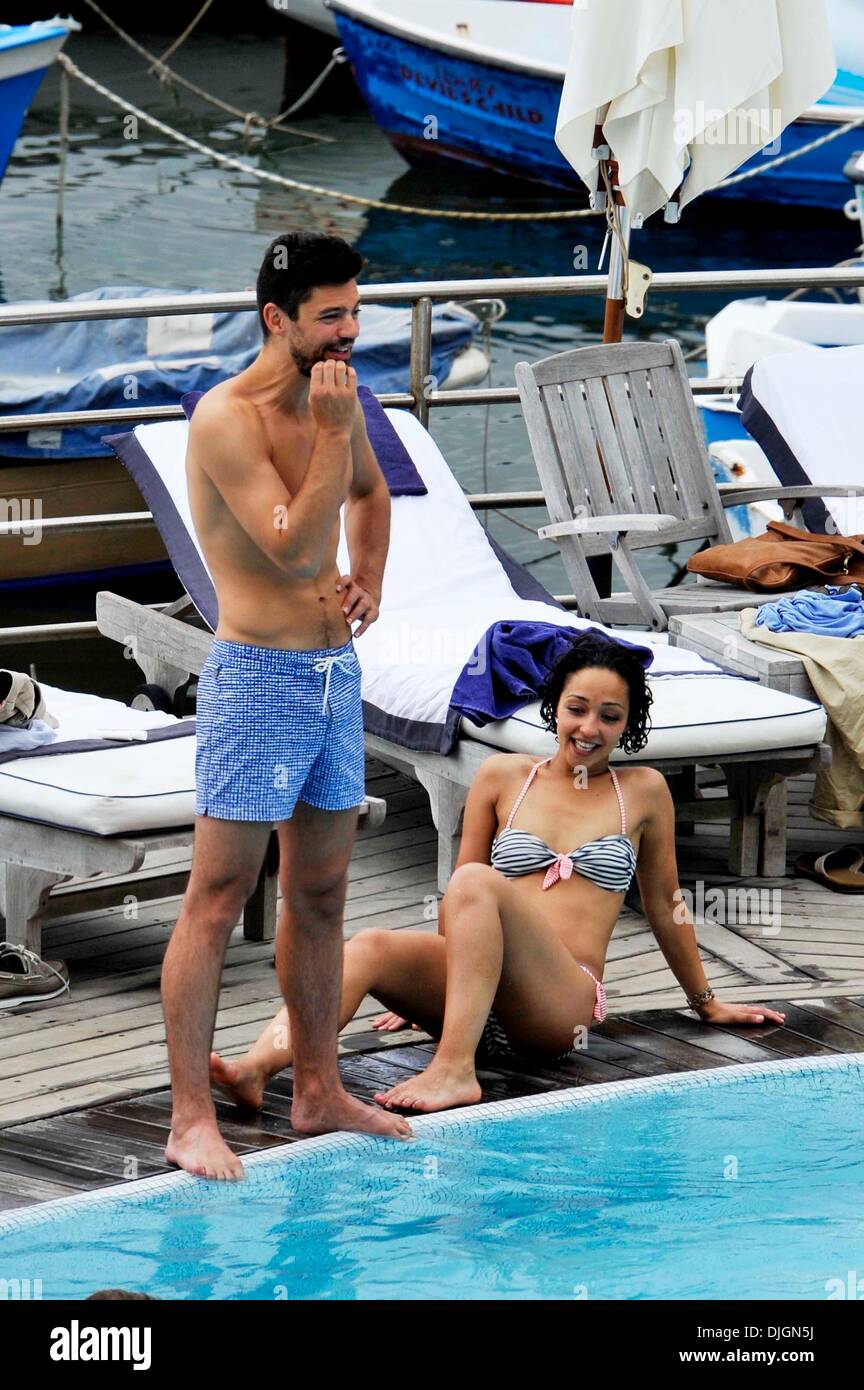 Dominic Cooper et son amie Ruth Negga profitez d'une maison de vacances au bord de l''hotel Della Regina Isabella Ischia, Italie - 12.07.12 Banque D'Images