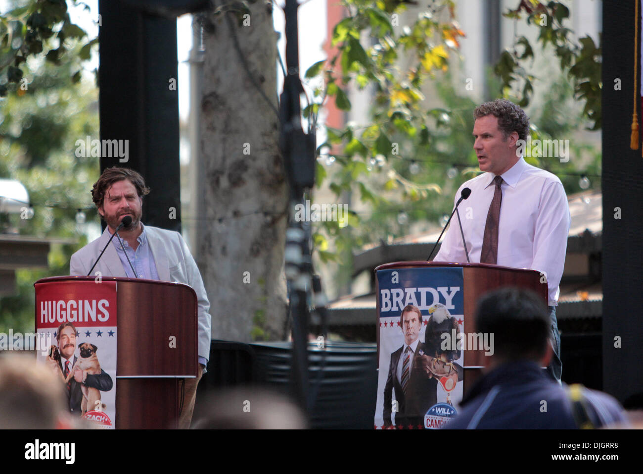 Zach Galifianakis et Will Ferrell promouvoir leur film 'La campagne' du Grove sur l'entertainment news show 'Extra' Los Angeles, Californie - 17.07.12 Banque D'Images