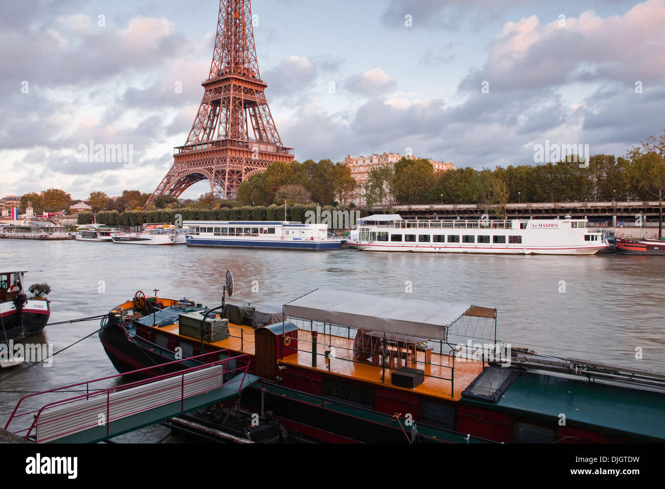 La Tour Eiffel sur les rives de la Seine. Banque D'Images