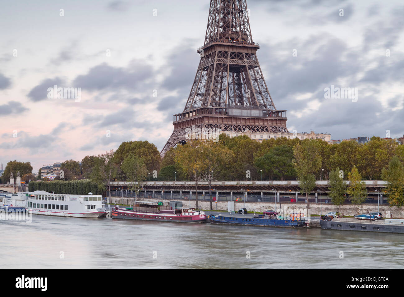 La Tour Eiffel sur les rives de la Seine. Banque D'Images