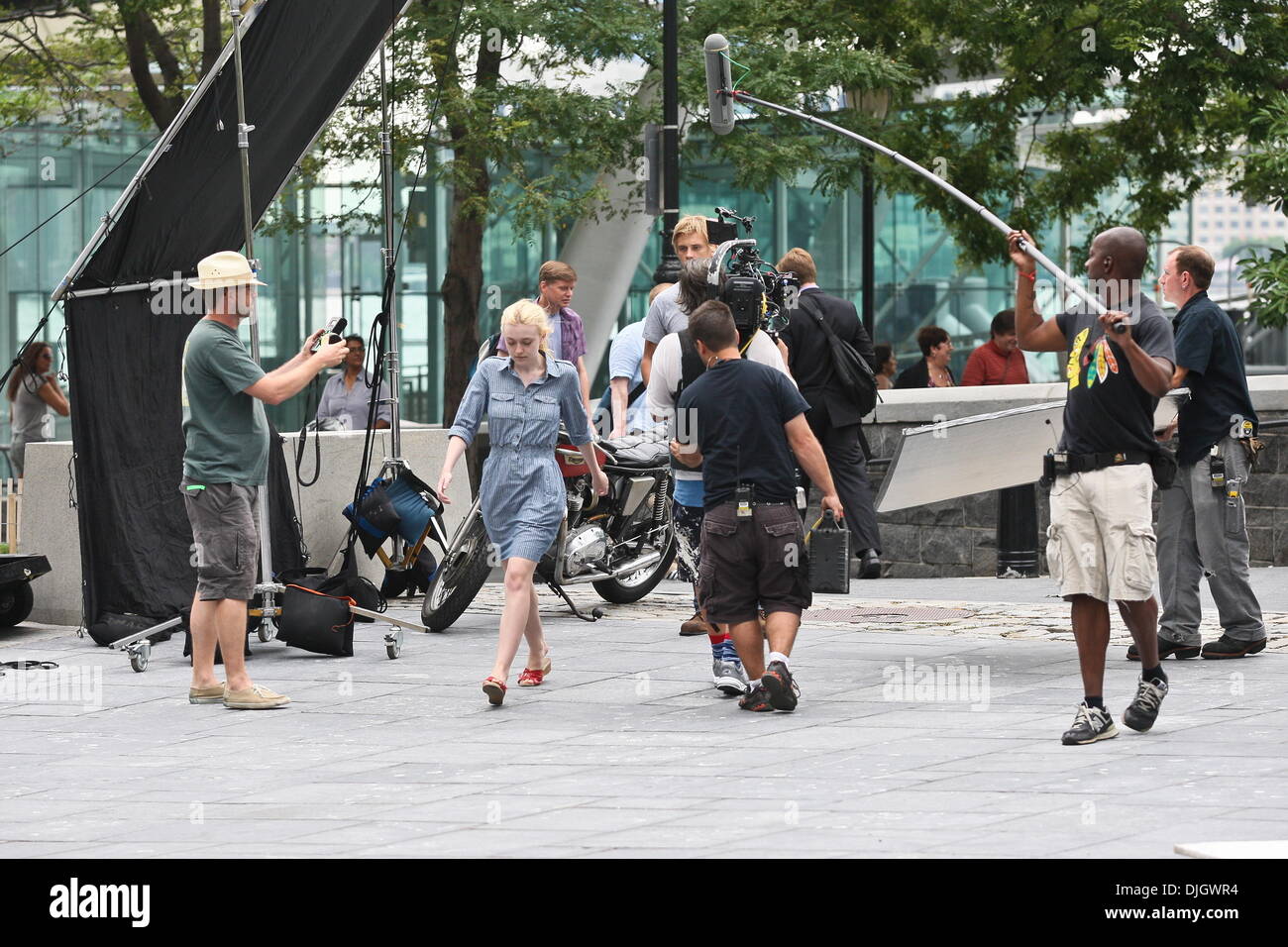 Dakota Fanning et Boyd Holbrook sur l'ensemble de leur nouveau film "très bien les filles' dans Battery Park City, Manhattan. La ville de New York, USA - 19.07.12 Banque D'Images