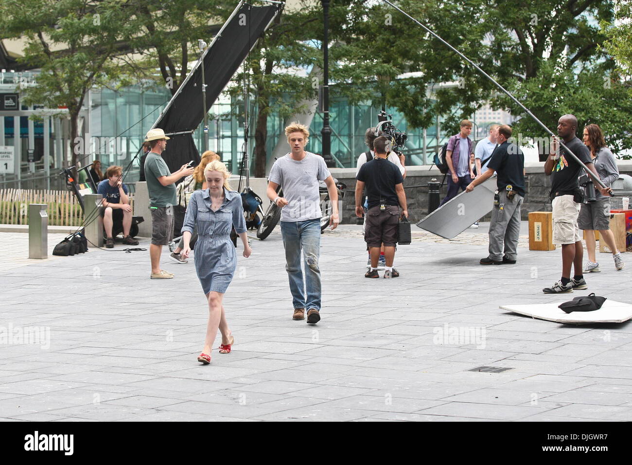 Dakota Fanning et Boyd Holbrook sur l'ensemble de leur nouveau film "très bien les filles' dans Battery Park City, Manhattan. La ville de New York, USA - 19.07.12 Banque D'Images