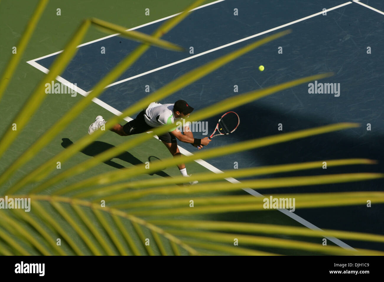 27 juil., 2010 - Los Angeles, Californie, États-Unis - ALEJANDRO FALLA renvoie une balle contre adversaire Karol Beck dans l'assurance des agriculteurs Classic ATP tennis tournoi organisé sur le campus de l'UCLA à Westwood, Los Angeles, CA. Falla a remporté le match 7-6 6-4. (Crédit Image : © Wally Nell/ZUMApress.com) Banque D'Images