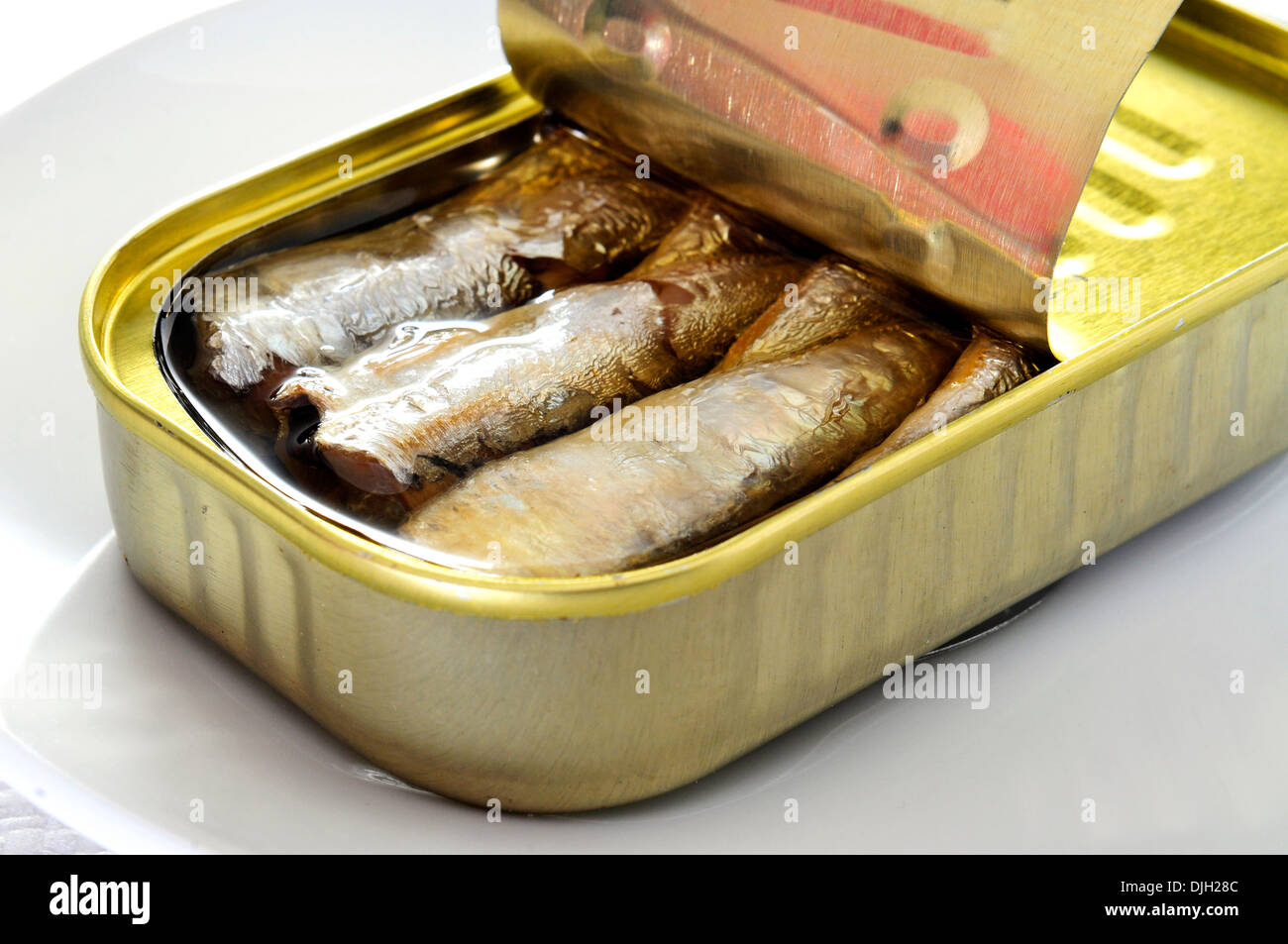Libre d'un peut de sardines dans un plat Banque D'Images
