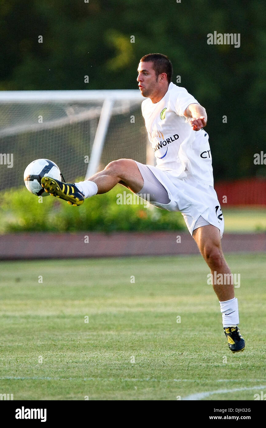 28 juillet 2010 - Fenton, Missouri, États-Unis d'Amérique - 28 juillet 2010 : le milieu de terrain Tony McManus Timbers de Portland (12). AC St Louis de la Fédération des États-Unis de football (USSF) Division 2 défait les Timbers de Portland par un score de 3-0 le mercredi 28 juillet 2010 à Anheuser-Busch Soccer Park à Fenton, au Missouri. La saison prochaine, le Portland Timbers jouera à la Ligue Majeure S Banque D'Images