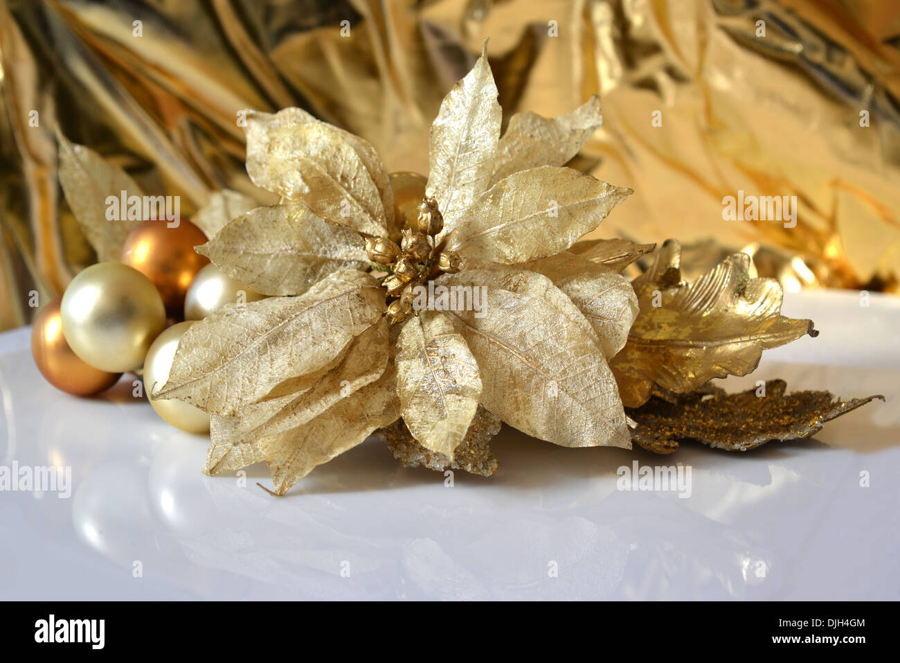 Décoration d'arbre de Noël en or avec fond doré Banque D'Images
