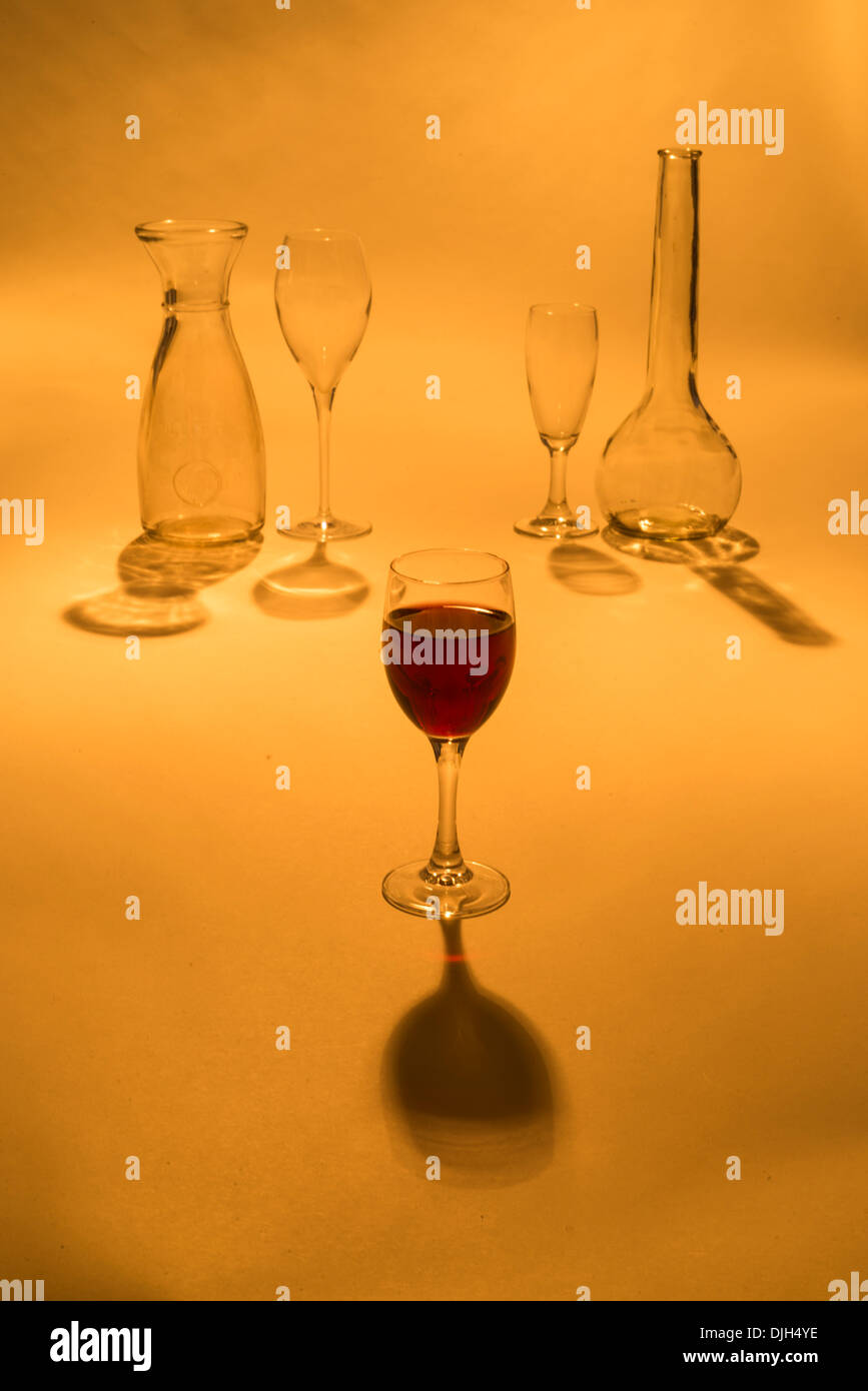 Vin rouge, bouteille et verres pour sommelier Banque D'Images