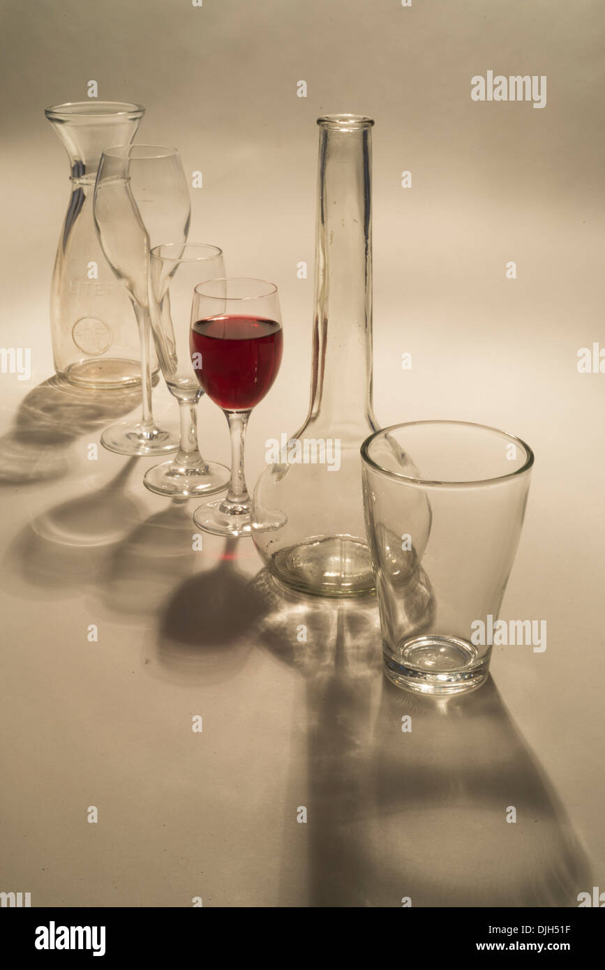 Vin rouge, bouteille et verres pour sommelier Banque D'Images