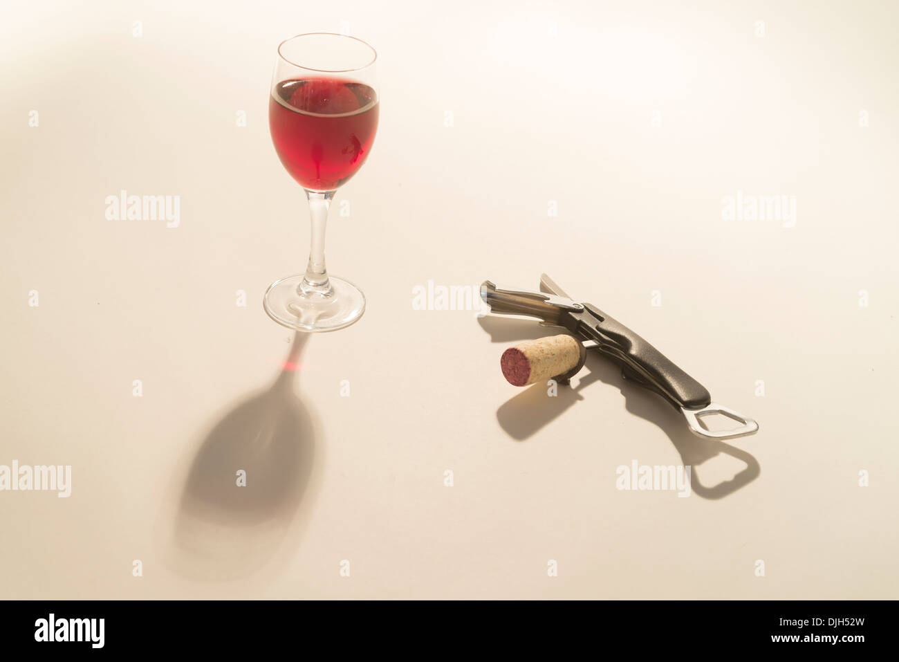 Vin rouge, bouteille et verres pour sommelier Banque D'Images