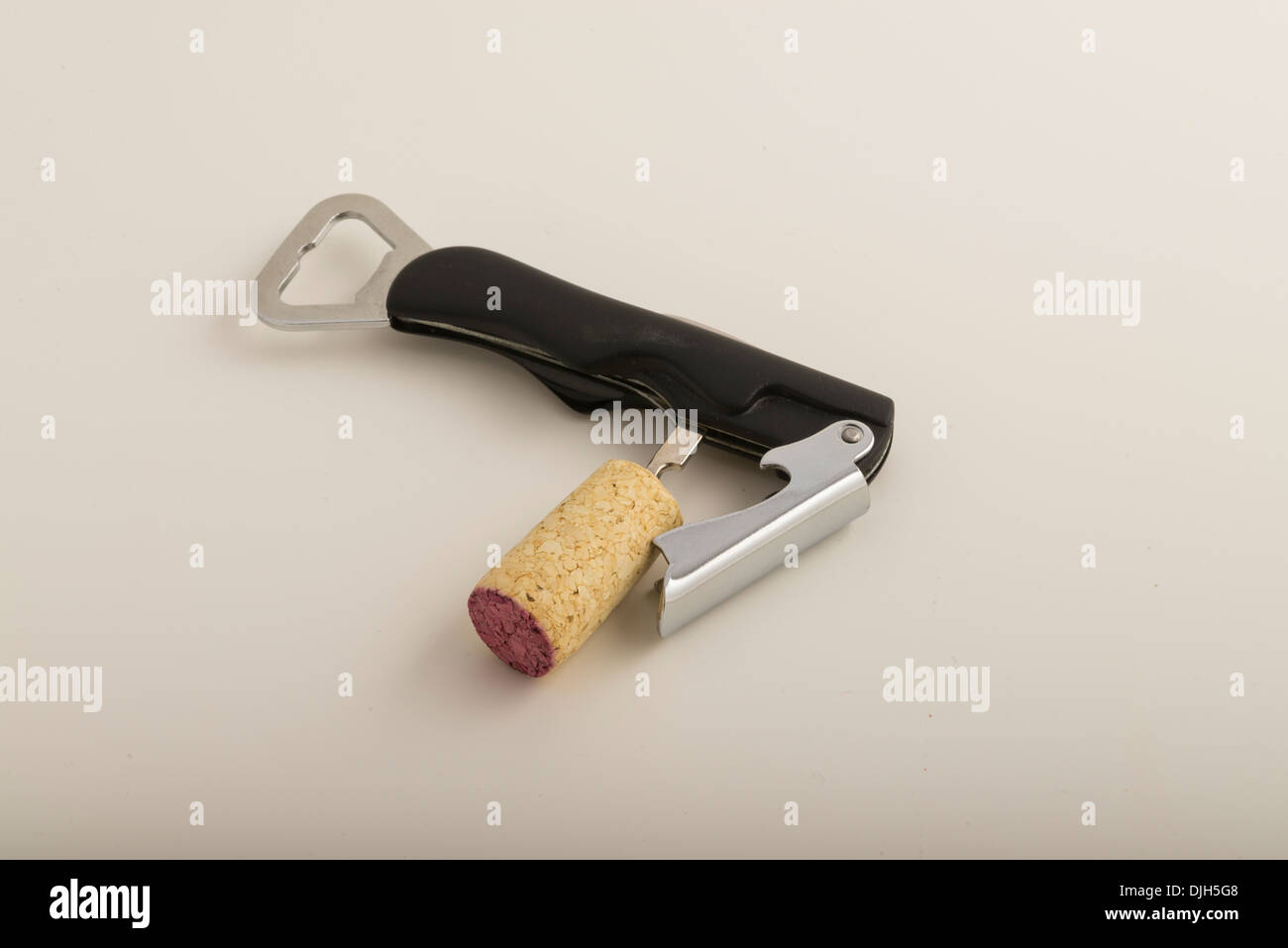 Tire-bouchon pour bouteille de vin sur fond blanc Banque D'Images