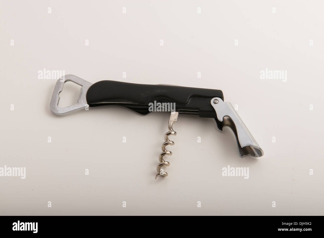 Tire-bouchon pour bouteille de vin sur fond blanc Banque D'Images