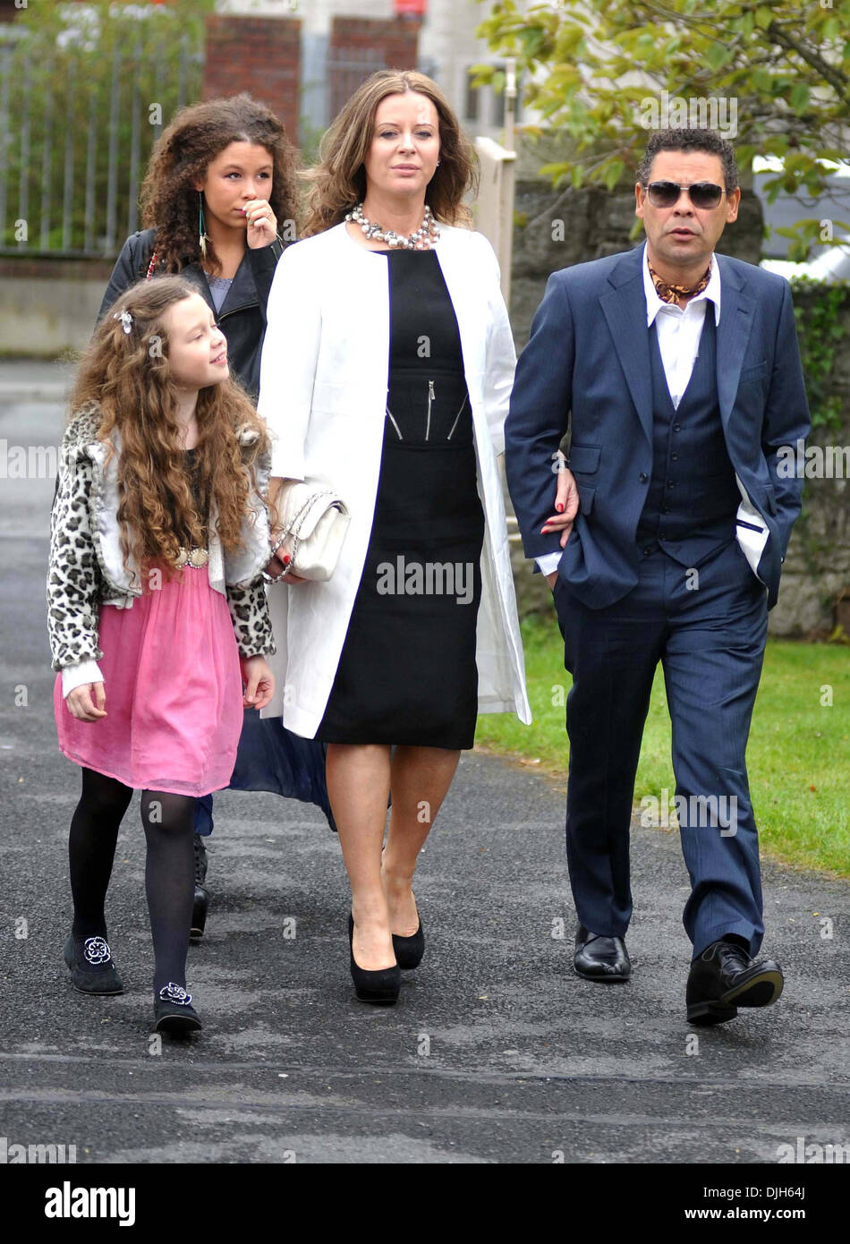 Craig Charles et sa famille mariage de joueur de Glenn Whelan à Karen Byrne s'est tenue à St Philomena's Church in Palmerstown Banque D'Images