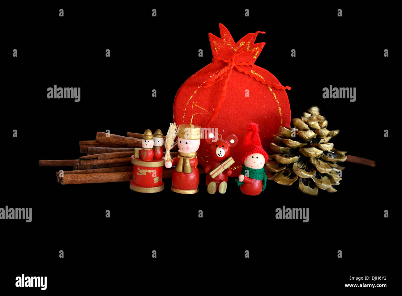 Figures en bois, des bâtons de cannelle, grenades , décoration de Noël traditionnel Banque D'Images