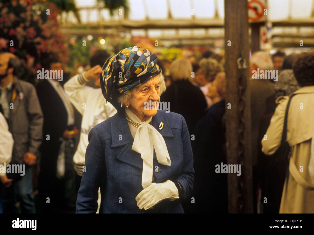 Dames mode années 1980. Femme sénior au Chelsea Flower Show. LONDRES ROYAUME-UNI 1984 HOMER SYKES Banque D'Images