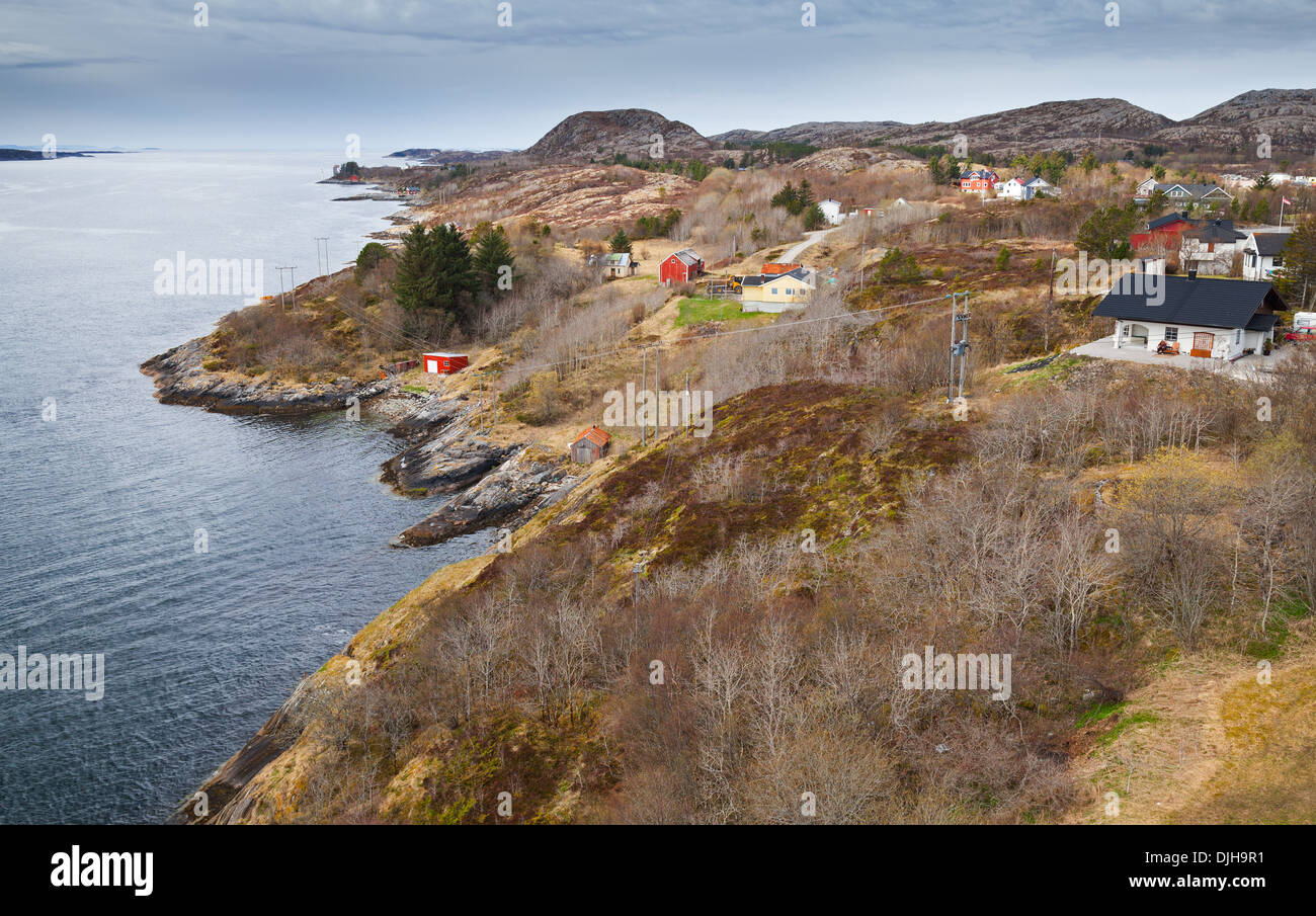 Côtières traditionnelles village norvégien avec maisons en bois coloré Banque D'Images