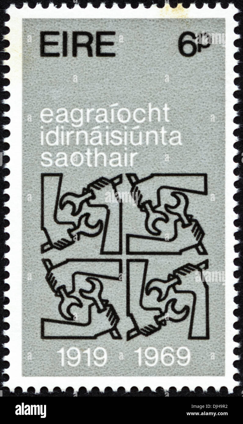 Timbre Eire 9p avec 50e anniversaire de l'Organisation internationale du Travail 1919 - 1969 publié 1969 Gaelic Banque D'Images