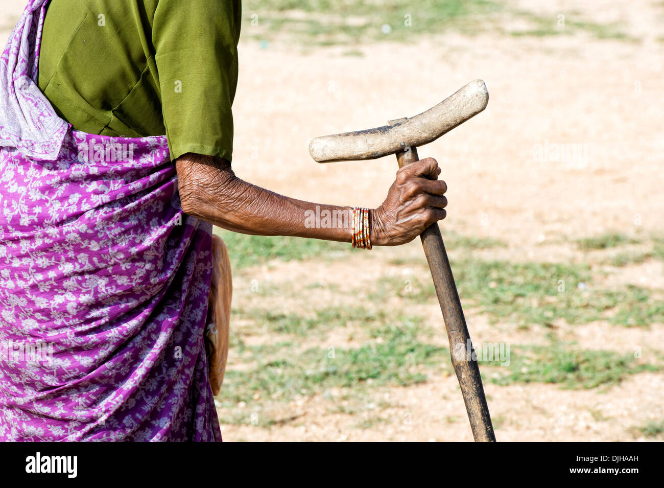 Femme de l'Inde rurale à marcher avec stick à une clinique à Sri Sathya Sai Baba l'hôpital mobile. L'Andhra Pradesh, Inde Banque D'Images