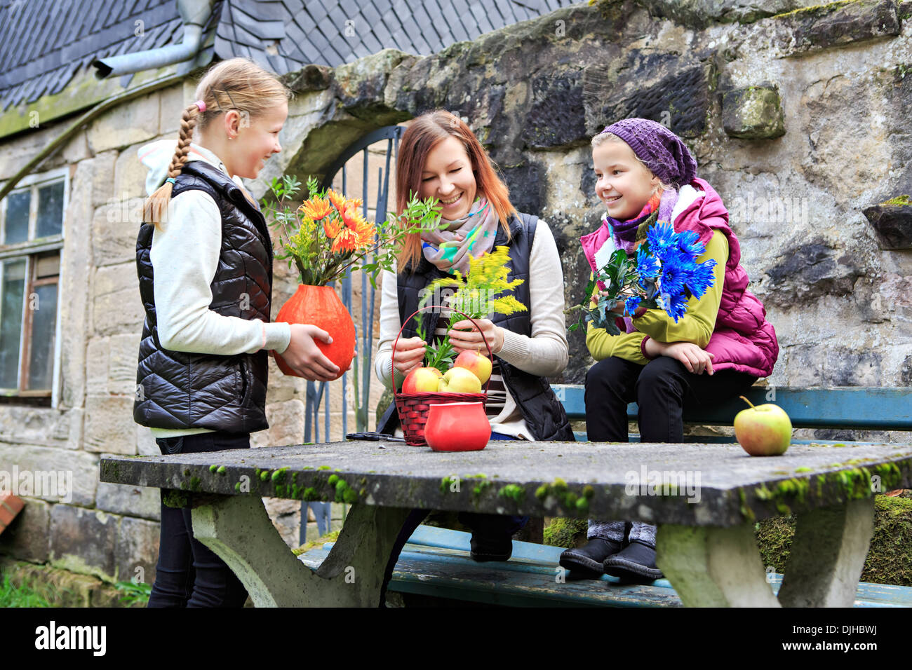 Famille qui travaille dans le jardin Banque D'Images