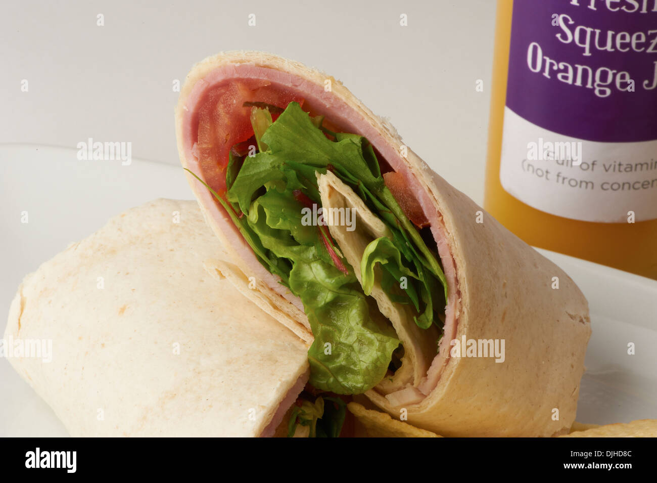 Repas salade de jambon wrap avec du jus d'orange Banque D'Images