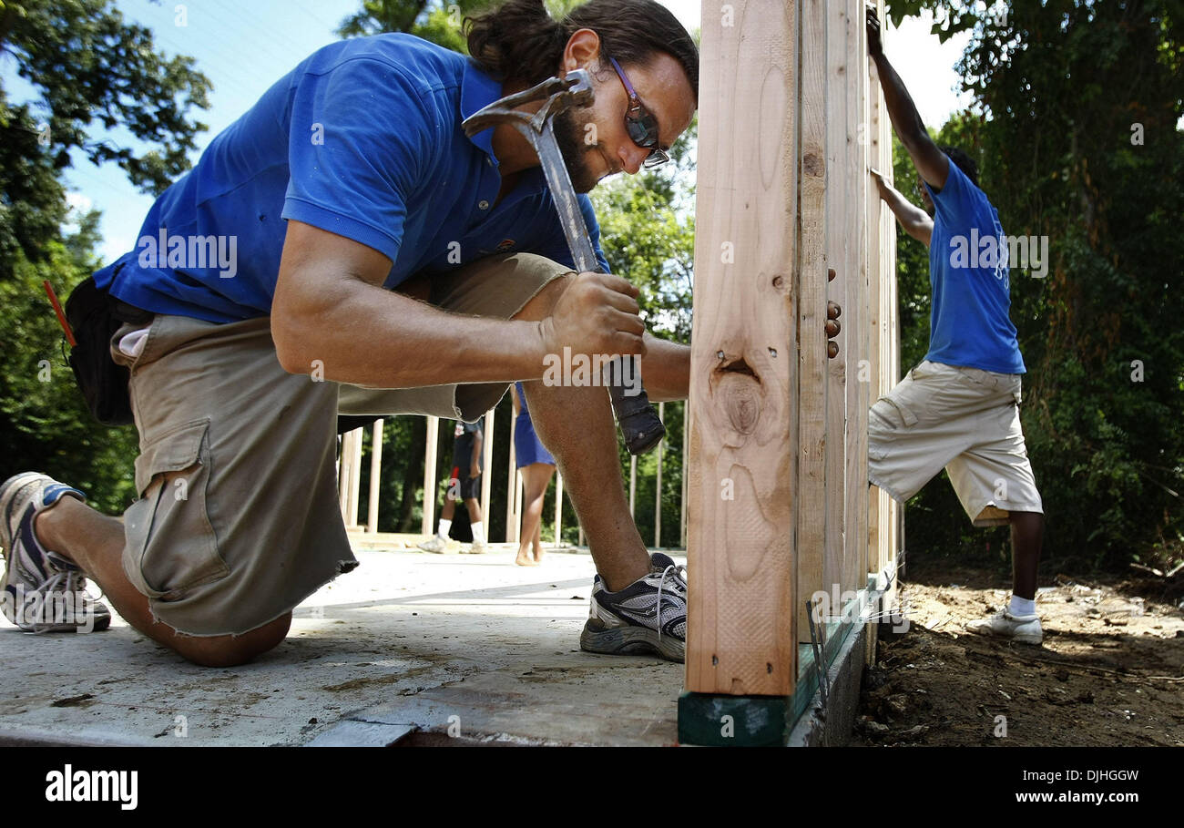 30 juillet 2010 - Memphis, TN, États-Unis - 30 juillet 10 (mwbarn1) Photo par Mark Weber - William Parks, gauche, marteaux de clous en place comme lui et ses collègues Binghamton area co-op membres construire une grange à l'arrière de leur propriété à Waynoka vendredi après-midi (crédit Image : © l'appel Commercial/ZUMApress.com) Banque D'Images