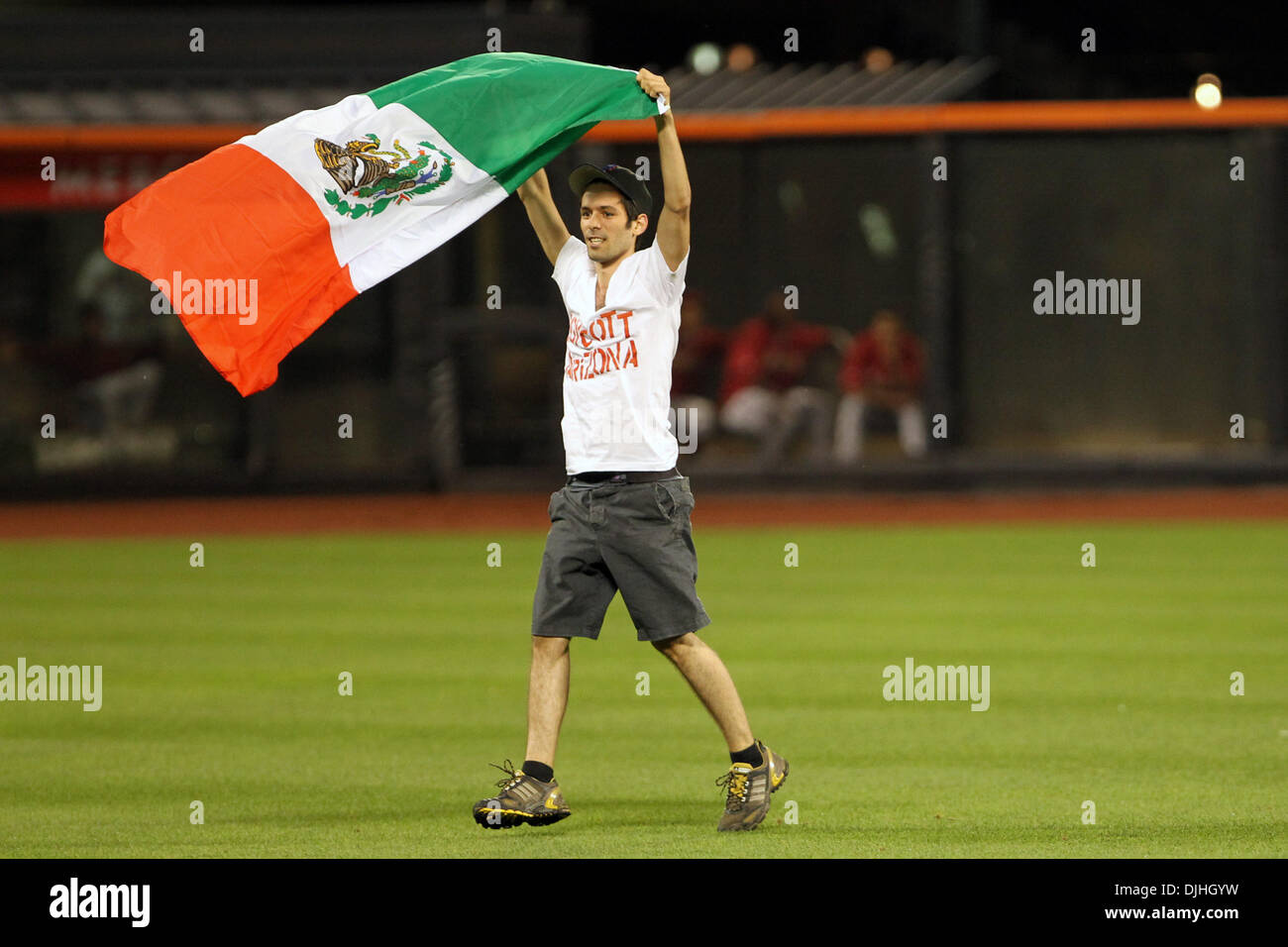 30 juillet 2010 - Flushing, New York, United States of America - 30 juillet 2010 : Ventilateur avec drapeau mexicain et un boycott Arizona t shirt rruns sur le terrain pendant le jeu à Citi Field à Flushing, dans l'état de l'Arizona Diamondbacks défait les Mets de New York 9-6..Crédit obligatoire : Anthony Gruppuso / Southcreek Global (Image Crédit : Â© Southcreek/ZUMApress.com) mondial Banque D'Images