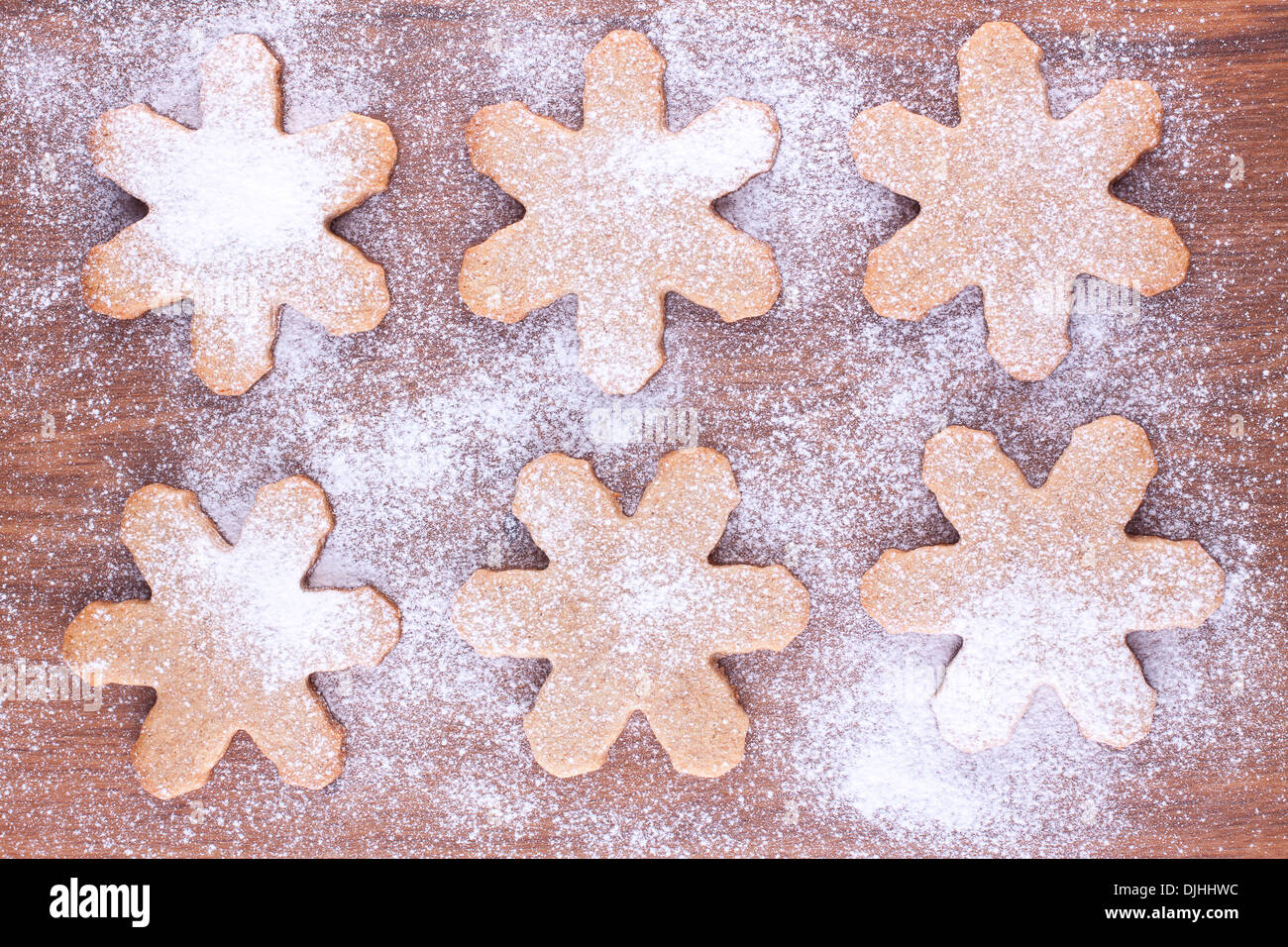Les cookies en forme de flocon de neige avec de la poussière de sucre sur fond de bois Banque D'Images