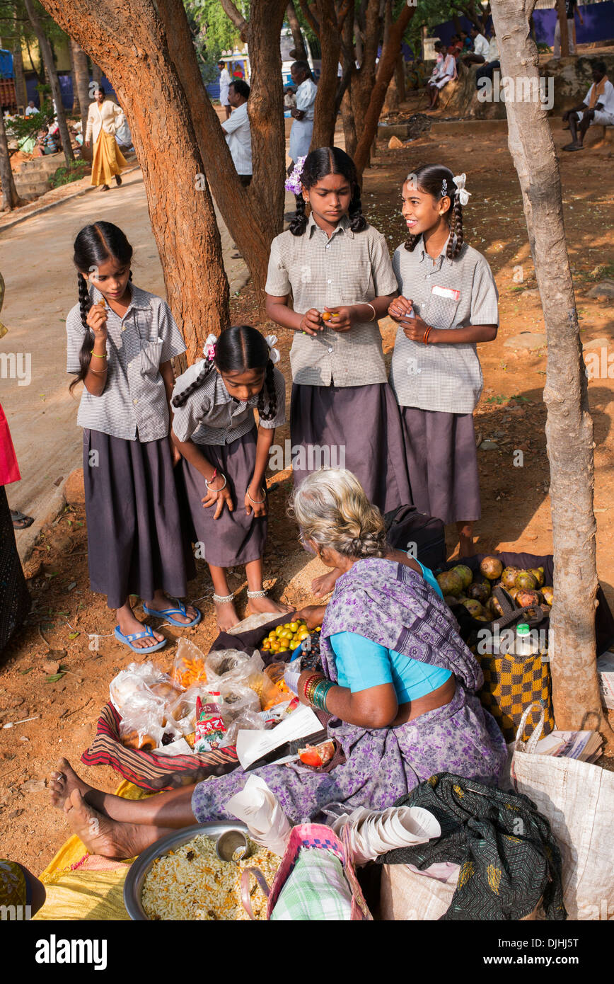 Les enfants de l'école du village de l'Inde rurale d'acheter des collations indiennes formulaire boutique. L'Andhra Pradesh, Inde Banque D'Images