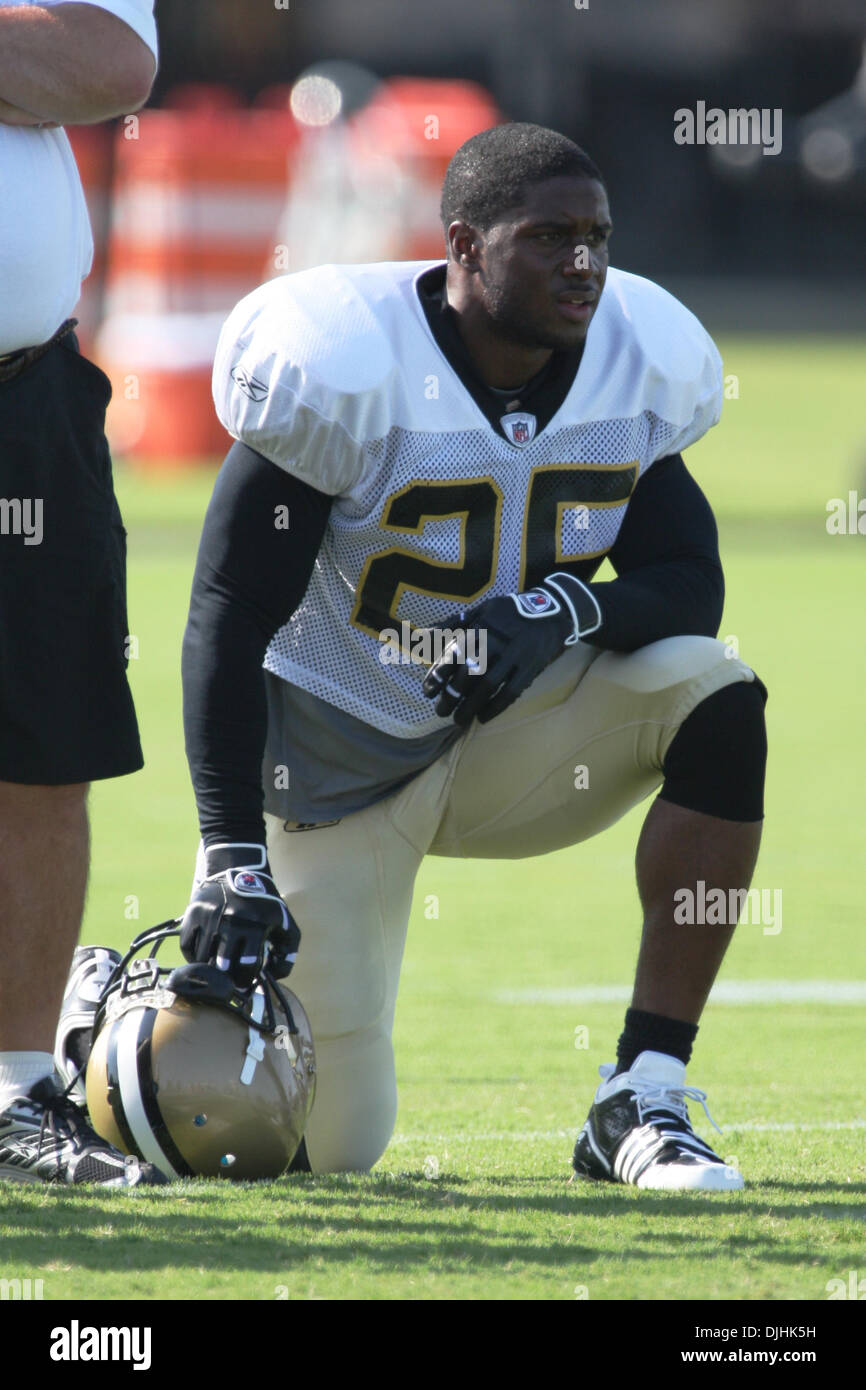 31 juillet 2010 - La Nouvelle Orléans, Louisiane, États-Unis d'Amérique - 31 juillet 2010 : Saints runningback Reggie Bush (25) prend un genou au cours de la New Orleans Saints Training Camp..crédit obligatoire - Donald Page / Southcreek Global. (Crédit Image : © Global/ZUMApress.com) Southcreek Banque D'Images