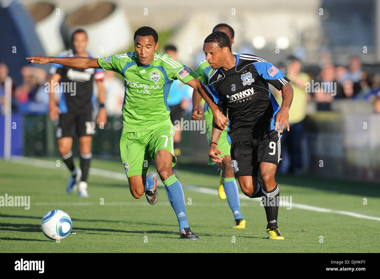 31 juillet 2010 - Santa Clara, Californie, États-Unis d'Amérique - 31 juillet 2010 : Seattle Sounders D James Riley (7) tracas San Jose Earthquakes F Scott Sealy (9) au cours de la correspondance entre le MLS San Jose Earthquakes Seattle Sounders et à Buck Shaw Stadium de Santa Clara, CA. Les sondeurs en visite a gagné 1-0 et a pris la deuxième édition annuelle de la Coupe du patrimoine..Crédit obligatoire : Matt Cohe Banque D'Images