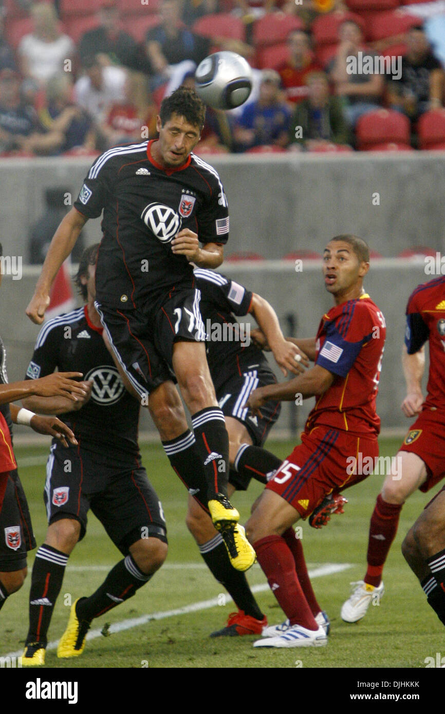 31 juillet 2010 - Sandy, Utah, États-Unis d'Amérique - 31 juillet 2010 : DC United avant Pablo Hernendez chefs la balle hors de danger pendant le Real Salt Lake 3-0 accueil gagner au Rio Tinto Stadium..Crédit obligatoire : Stephen Holt / Southcreek Global Media (Image Crédit : © Southcreek/ZUMApress.com) mondial Banque D'Images