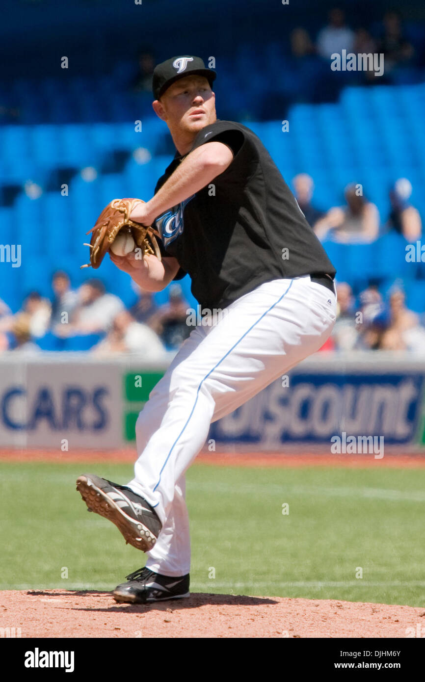 01 août 2010 - Toronto, Ontario, Canada - 01 août 2010 : le lanceur partant des Blue Jays de Toronto Jesse Litsch (51) offre un emplacement à la plaque pendant le match de baseball de la ligue américaine entre les Indians de Cleveland et les Blue Jays de Toronto a joué au Centre Rogers de Toronto, Ontario, Canada. Les Indiens a défait les Blue Jays 5-4. Crédit obligatoire : Frank Jansky / Global Southcreek Banque D'Images