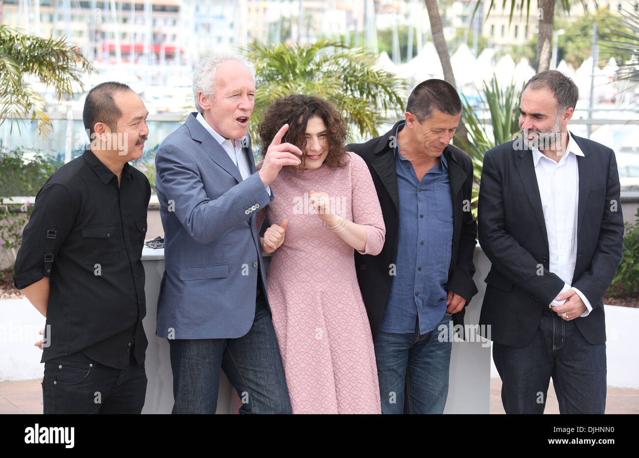 Yu Lik-Wai Jean Pierre Dardenne Arsinée Khanjian Karim Ainouz et Emmanuel Carrere jurés de Palme d'or sont présentés à Banque D'Images