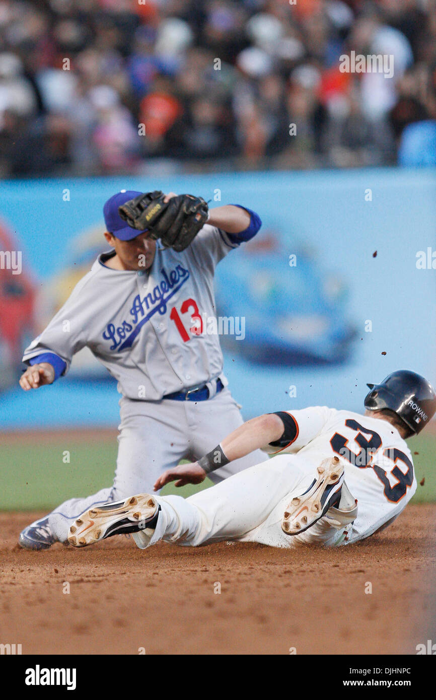 01 août, 2010 - San Francisco, Californie, États-Unis d'Amérique - 01-août-2010 : San Francisco, CA : Giants de San Francisco accueille les Dodgers de Los Angeles. Giants de San Francisco center fielder Aaron Rowand (33) vole la deuxième base en toute sécurité pendant le match contre les Dodgers de Los Angeles . Giants de San Francisco de gagner le match 2-0. Crédit obligatoire : Dinno Kovic / Southcreek Med Global Banque D'Images