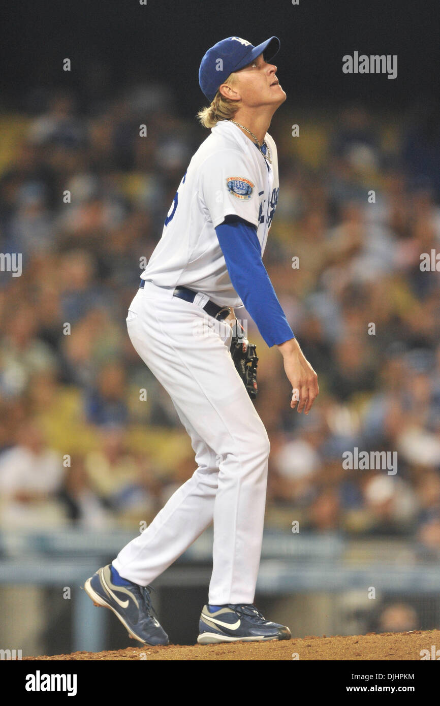 02 août 2010 - Los Angeles, Californie, États-Unis d'Amérique - 2 août 2010 : de baseball des Dodgers de Los Angeles, Jeff Weaver (36) montres qu'une balle est en flèche hors du stade pour un home run par Chase Headley.Les San Diego Padres, défait les Dodgers de Los Angeles par un score de 10-5 au Dodger Stadium à Los Angeles,. La Californie..Crédit obligatoire : Andrew Fielding / Southcreek G Banque D'Images