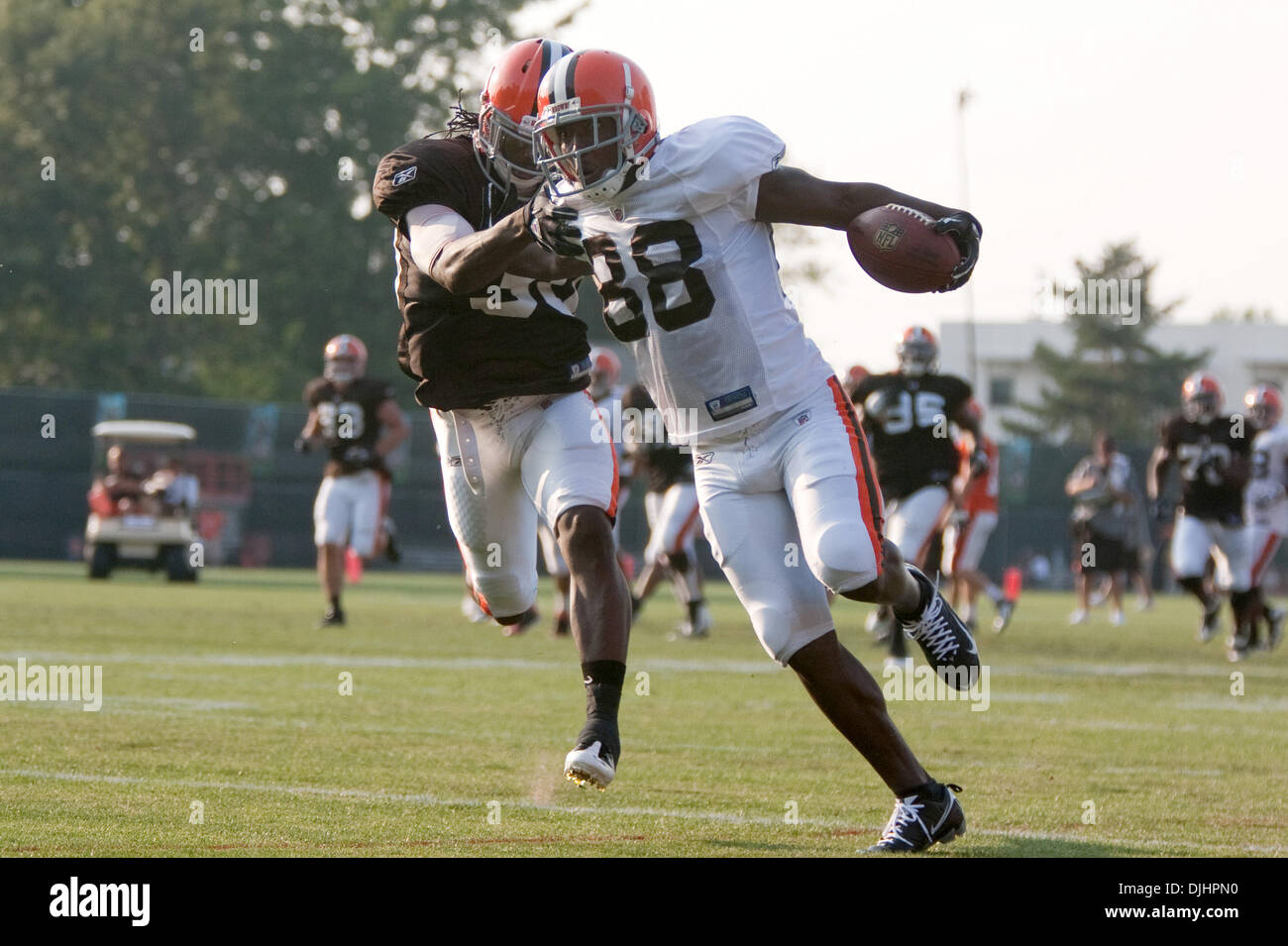 02 août 2010 - Berea, Ohio, États-Unis d'Amérique - 02 août 2010 : Cleveland Browns receveur Bobby Engramme (88) et arrière défensif Gerard Lawson (30) au cours de la soirée à des exercices de la session 2010 des Cleveland Browns NFL training camp à Berea, OH. Crédit obligatoire - Frank Jansky / Southcreek Global. (Crédit Image : © Global/ZUMApress.com) Southcreek Banque D'Images